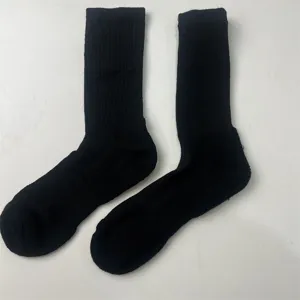 Thickened black thermal crew socks for men, durable half-towel outdoor sports socks.