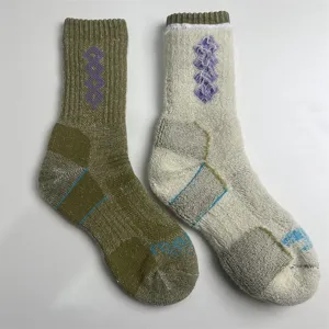 Detailansicht von Merinowolle Wandersocken mit dickem Frottee und feinem Rautenmuster.
