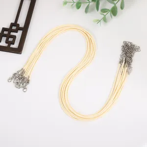 Detailansicht einer 2mm cremefarbenen Wachskordel-Halskette mit silbernem Karabiner