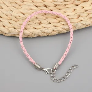 Detailansicht eines rosa geflochtenen Wachskordelarmbands mit silberfarbenem Karabiner