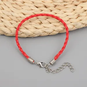 Detailansicht eines roten geflochtenen Wachskordelarmbands mit verstellbarem Verschluss