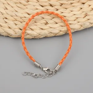 Detailansicht eines orangefarbenen geflochtenen Wachskordel-Armband mit Verschluss