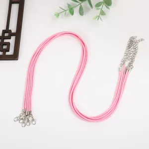 Nahaufnahme von 2mm rosa Wachskordel-Halsketten mit silbernen Karabinerverschlüssen.