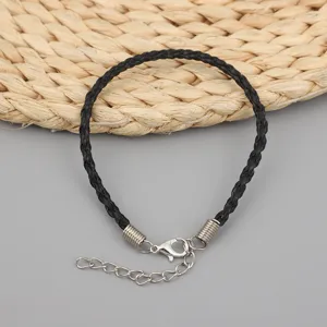 Minimalistisches handgefertigtes schwarzes geflochtenes Wachskordelarmband mit Silberverschluss