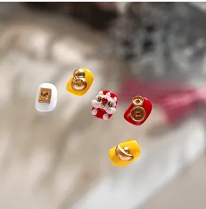 Detailansicht der 3D-Nagelkunst-Anhänger zum chinesischen Neujahr mit Löwentanz und Goldbarren