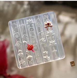 Nahaufnahme einer Silikon-Nagelform mit traditionellen chinesischen Neujahrsmotiven.
