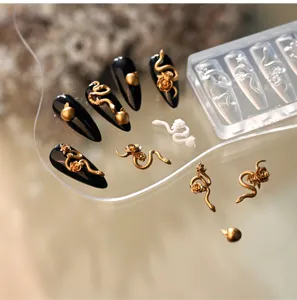 Detailansicht von 3D-Silikonformen für Nägel mit goldenen Rosen- und Schlangenmotiven