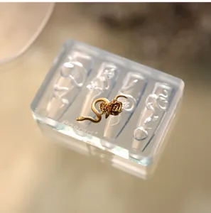 Detailansicht von 3D Rose und Schlange Nagelanhänger auf Silikonform-Platte