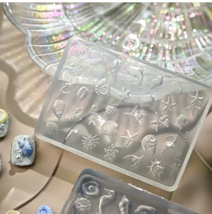 Detaillierte Makroansicht von 3D-Meeresmustern auf einer Silikon-Nagelkunstform
