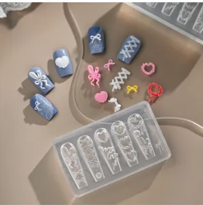 Detaillierte Makroansicht der MJ-011 Silikon-Nagelkunstform mit süßen Schleifen und Herzen