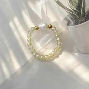 Detailansicht eines handgefertigten Rings mit Barockperle und gelben Glasperlen