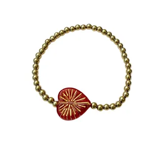 18K vergoldetes Edelstahl-Perlenarmband mit einem roten Lampwork-Herzanhänger
