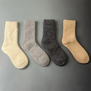 Dicke thermische Merinowollsocken Detail mit weicher Frotteestruktur in vier Farben.