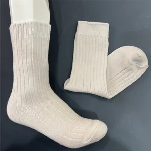 Merino wool mid-tube socks detail, klassisches ribbed knit design, comfortable outdoor hiking.