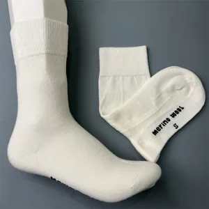 Merino-Wolle weiße Mittelsocken Detailansicht zeigt Stricktextur und Sohlengrößenmarkierung.
