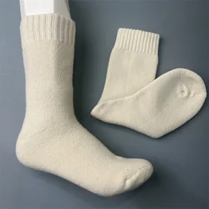 Dickes Merino-Wollsocken-Detail zeigt weichen Stoff, einfarbiges Winter-Warm-Design.