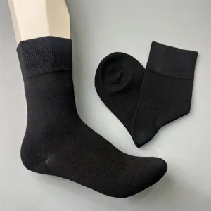 Detailansicht schlichter schwarzer Mittelsocken, Struktur und Rippbündchen gut sichtbar.