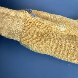 Detaillierte Nahaufnahme der Wollmischung Zehensocken mit dichter gestrickter Textur.
