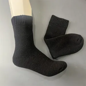 Detailansicht schwarzer Thermowolle Terry Mittelsocken im Detail für kalten Winter.
