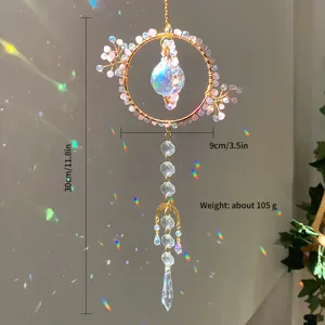 Vista detallada de un atrapasueños de cuarzo rosa con reflejos de arco iris y prismas