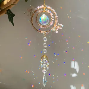Detalle macro de atrapasol de cuarzo rosa que muestra vivos reflejos de luz de arco iris