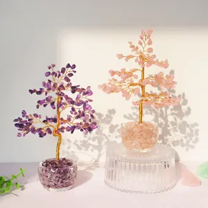 Gros plan détaillé d'arbres de cristal en améthyste et quartz rose sur socle en verre