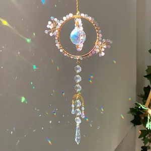 Detalle de un atrapasol de cuarzo rosa hecho a mano que proyecta reflejos de arco iris vivos