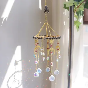 Primo piano dell'acchiappasogni in cristallo che crea magici riflessi arcobaleno