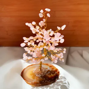 Detailopname van roze kristallen boom met natuurlijke agaat schijf voet decoratie