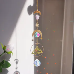Λεπτομέρεια αμέθυστου suncatcher με φεγγάρι και πεταλούδα που ρίχνει ουράνια τόξα