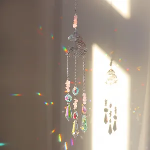 Detail van paddenstoel kristal zonvanger met prisma's die regenbooglicht reflecteren