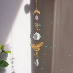 Λεπτομερής άποψη του κρυστάλλινου suncatcher με αμέθυστο, φεγγάρι και πεταλούδα