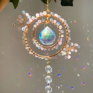 Atrapasol de cristal rosa con bola facetada e iridiscente con reflejos de arco iris