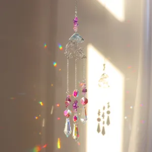 Detailweergave van kristallen paddenstoel zonvanger met kleurrijke regenboogglans.