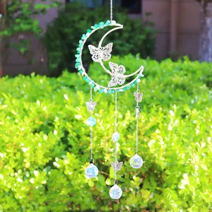 Acchiappasole luna argento con pietre verdi e prismi di cristallo in giardino.