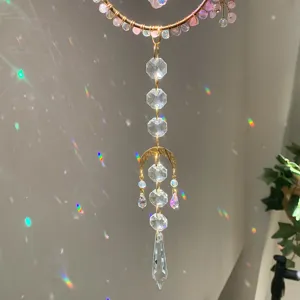 Detalle de atrapasol de cristal con cuarzo rosa que proyecta luces de arco iris.