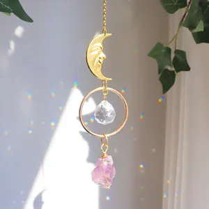 Nahaufnahme eines Mondgesicht-Sonnenfängers mit Amethyst und Regenbogenreflexionen