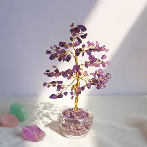 Détail d'un arbre de vie en améthyste naturelle avec fil doré et pot en verre