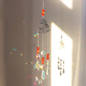 Detailopname van een paddenstoel kristal zonvanger die regenboogpatronen reflecteert