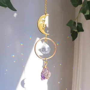 Mondsichel Sonnenfänger mit facettiertem Kristall und violettem Amethyst-Rohstein