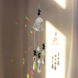 Detailopname van een paddenstoel kristallen zonvanger met regenbooglichteffecten