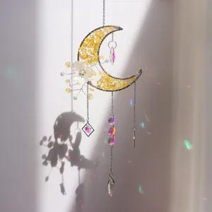 Detailweergave van maan zonnevanger met gele stenen en kleurrijke lichtreflecties