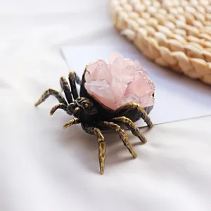 Vue détaillée d'une figurine d'araignée ornée d'un cristal de quartz rose naturel