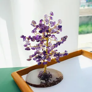 Detailweergave van een amethist kristallen boom met een basis van natuurlijke agaat.
