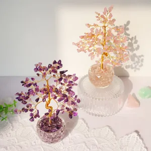 Vue detaillee d'arbres de vie en cristal faits main avec amethyste et quartz rose