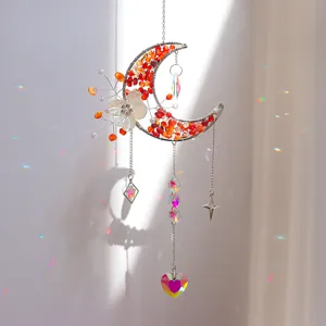 Maan suncatcher met oranje stenen en hartvormig kristallen prisma detail handgemaakt