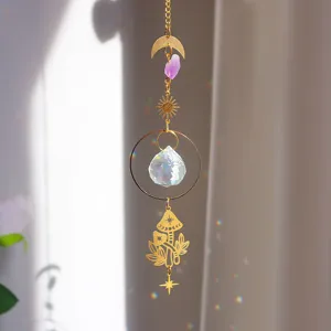 Λεπτομερής όψη του suncatcher με κρυστάλλινο πρίσμα, αμέθυστο και χρυσό μανιτάρι