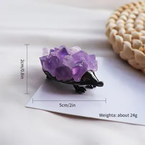 Vue détaillée d'un ornement hérisson en améthyste naturelle montrant les dimensions et le poids