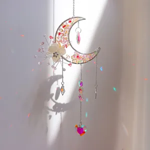 Gedetailleerd zicht op een maansikkel zonvanger met kristallen hartprisma en lichtstralen.
