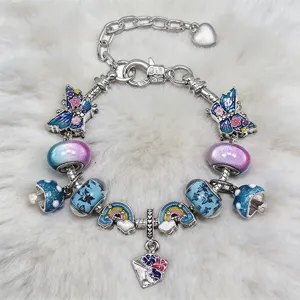 Dettaglio di un braccialetto charm DIY con ciondoli a farfalla, fungo e arcobaleno.